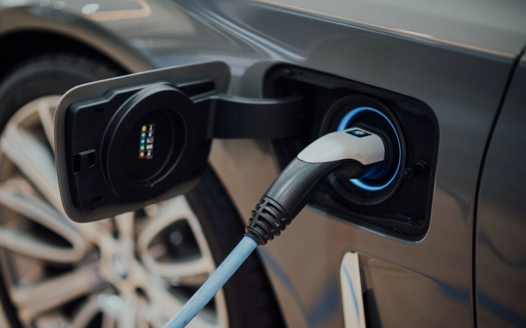 Chargement coordonné des véhicules électriques avec soutien de la puissance réactive aux réseaux de distribution